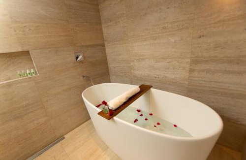 Pampulha Hotel | Quality Hotel Pampulha: 4-Star Getaway with Hot Tub