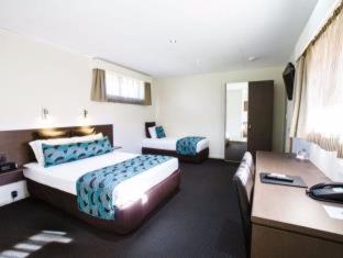 Robertson Hotel | Comfortable Quality Hotel Robertson Gardens with Pool Access