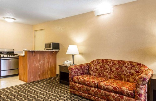 Ada Hotel | Convenient Quality Inn Ada with Pool & Breakfast Near University