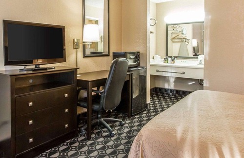 Ada Hotel | Convenient Quality Inn Ada with Pool & Breakfast Near University