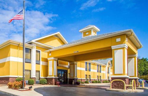 Alexander City Hotel | Comfortable Stay at Quality Inn Alexander City with Pool
