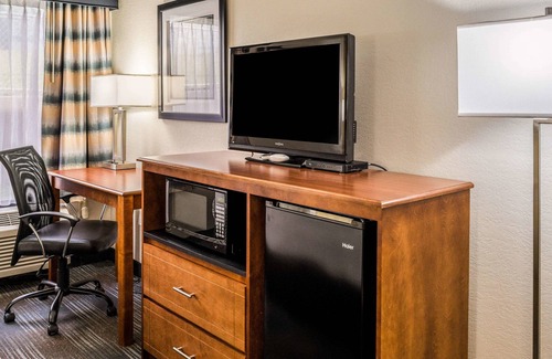 Alexander City Hotel | Discover Quality Inn Alexander City with Pool & Dining