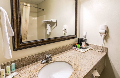 Alexander City Hotel | Discover Quality Inn Alexander City with Pool & Dining