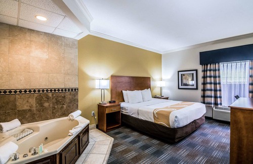 Alexander City Hotel | Discover Quality Inn Alexander City with Pool & Dining
