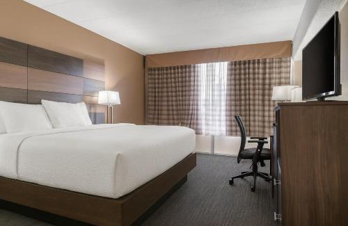 Richmond Hotel | Pet-Friendly Quality Inn with Oceanfront Pool Access