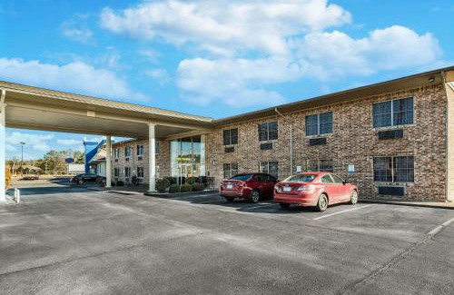 Caddo Valley Hotel | Pet-Friendly Quality Inn Arkadelphia with Pool & Ocean View