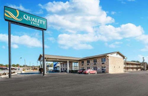 Caddo Valley Hotel | Pet-Friendly Quality Inn Arkadelphia with Pool & Ocean View