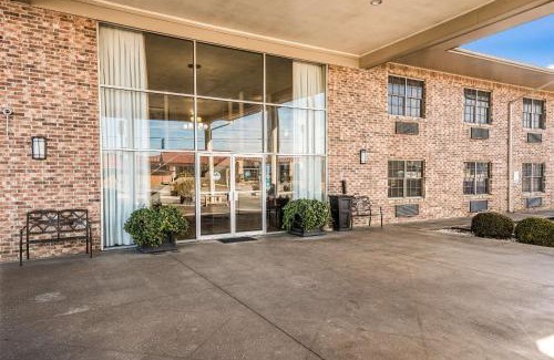 Caddo Valley Hotel | Pet-Friendly Quality Inn Arkadelphia with Pool & Ocean View