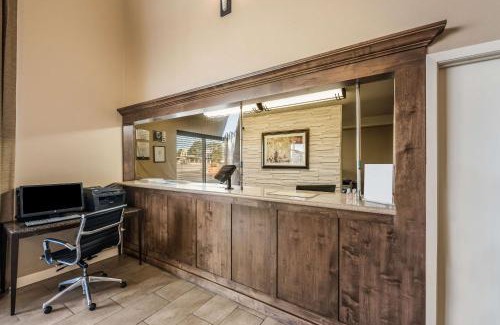 Caddo Valley Hotel | Pet-Friendly Quality Inn Arkadelphia with Pool & Ocean View