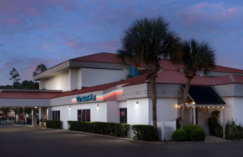Atlantic Beach Hotel | Pet-Friendly Quality Inn Atlantic Beach Near Mayo Clinic