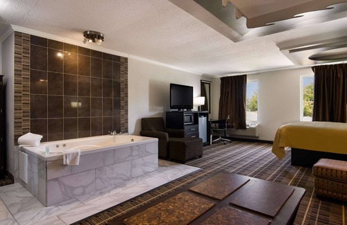 Fox Valley Hotel | Comfort and Convenience at Quality Inn Aurora - Naperville Area