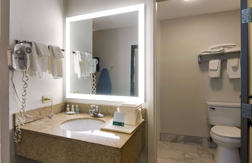 Fox Valley Hotel | Comfort and Convenience at Quality Inn Aurora - Naperville Area