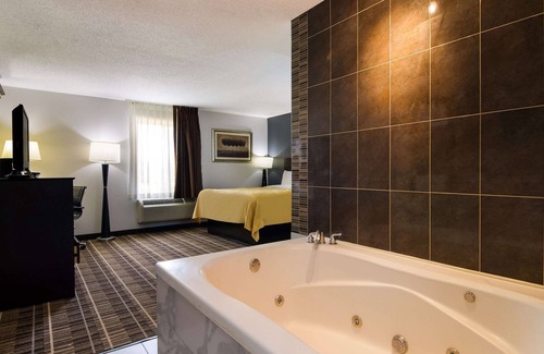 Fox Valley Hotel | Comfort and Convenience at Quality Inn Aurora - Naperville Area