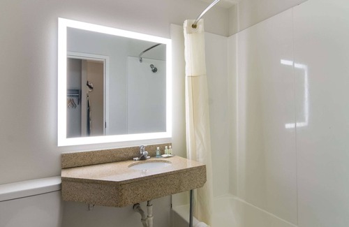 Fox Valley Hotel | Comfort and Convenience at Quality Inn Aurora - Naperville Area