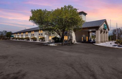 Austintown Hotel | Pet-Friendly Quality Inn Austintown with Pool & Hot Tub