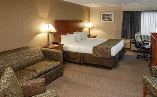 Austintown Hotel | Pet-Friendly Quality Inn Austintown with Pool & Hot Tub