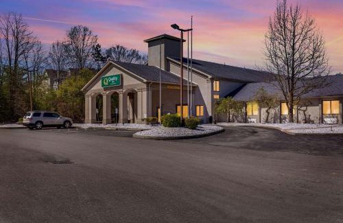 Austintown Hotel | Pet-Friendly Quality Inn Austintown with Pool & Hot Tub