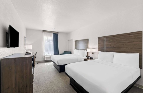 Bastrop Hotel | Welcoming Quality Inn Bastrop: Pool, Kitchen & Breakfast