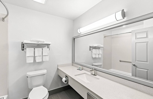 Bastrop Hotel | Welcoming Quality Inn Bastrop: Pool, Kitchen & Breakfast