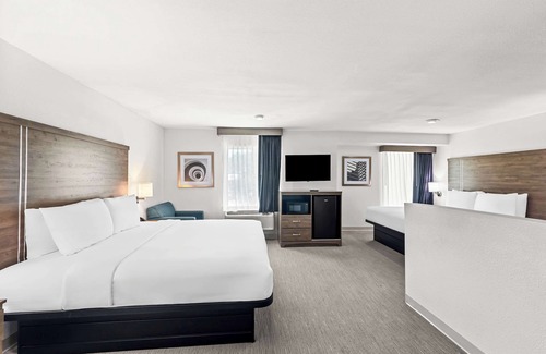 Bastrop Hotel | Welcoming Quality Inn Bastrop: Pool, Kitchen & Breakfast