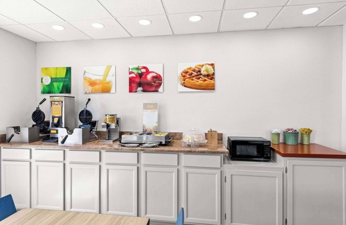 Bastrop Hotel | Welcoming Quality Inn Bastrop: Pool, Kitchen & Breakfast
