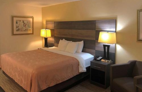 Bennettsville Hotel | Quality Inn: Family-Friendly Stay with Pool and Kitchen