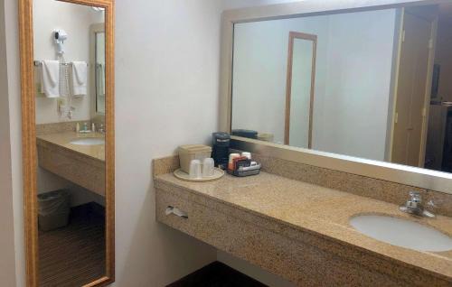Bennettsville Hotel | Quality Inn: Family-Friendly Stay with Pool and Kitchen