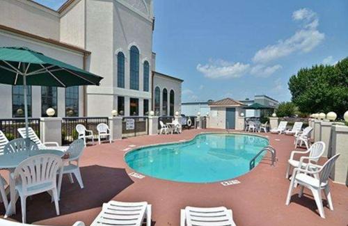 Bennettsville Hotel | Quality Inn: Family-Friendly Stay with Pool and Kitchen