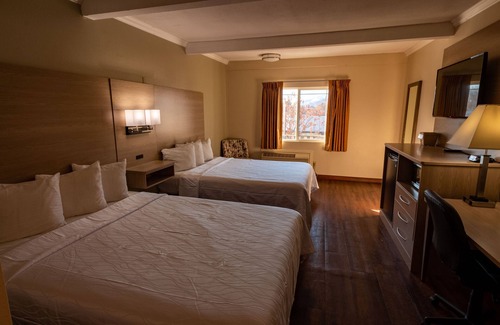 Bishop Hotel | Discover Quality Inn Bishop: Family-Friendly with Pool Access