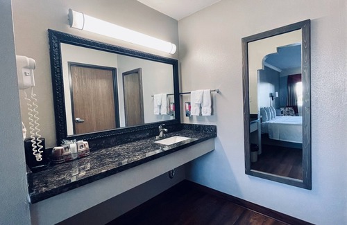 Bishop Hotel | Discover Quality Inn Bishop: Family-Friendly with Pool Access