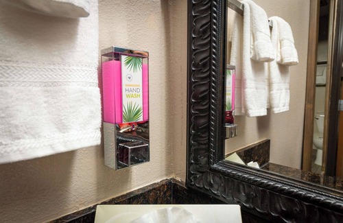 Bishop Hotel | Discover Quality Inn Bishop: Family-Friendly with Pool Access