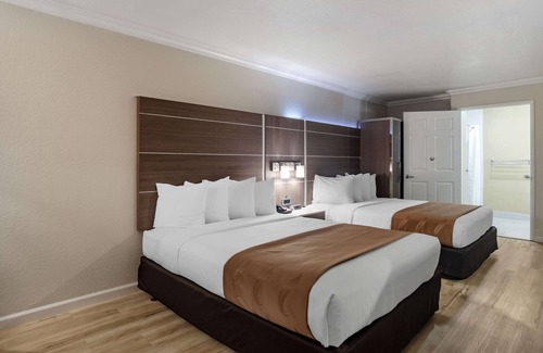 Blythe Hotel | Convenient Quality Inn Blythe I-10: Pool & Spa Amenities