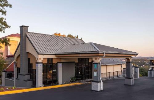 Branson Theater District Hotel | Convenient Quality Inn Branson with Family-Friendly Amenities