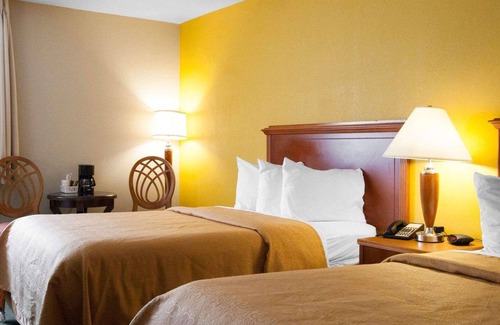 Cairo Hotel | Welcoming Quality Inn Cairo I-57 with Pool and Breakfast
