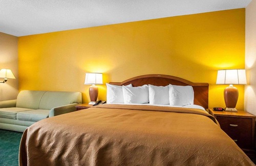 Cairo Hotel | Welcoming Quality Inn Cairo I-57 with Pool and Breakfast