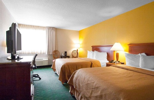 Cairo Hotel | Welcoming Quality Inn Cairo I-57 with Pool and Breakfast