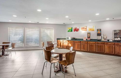 Calvert City Hotel | Relax at Quality Inn Calvert City with Pool & Ocean Views