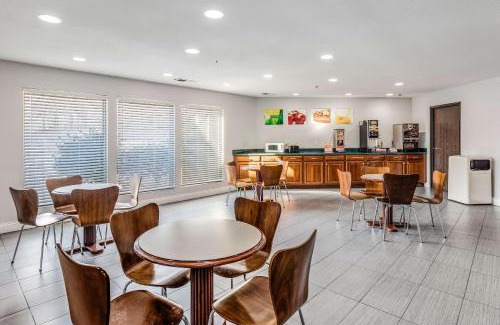 Calvert City Hotel | Relax at Quality Inn Calvert City with Pool & Ocean Views