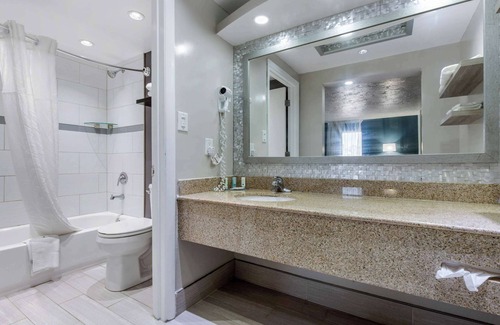 Kill Devil Hills Hotel | Relaxing Quality Inn Carolina Oceanfront with Pool & Spa