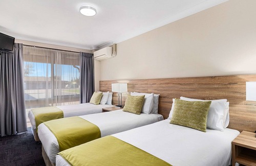 East Wagga Wagga Hotel | Outstanding Quality Inn Carriage House: Pool and Dining Await
