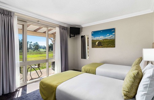 East Wagga Wagga Hotel | Outstanding Quality Inn Carriage House: Pool and Dining Await