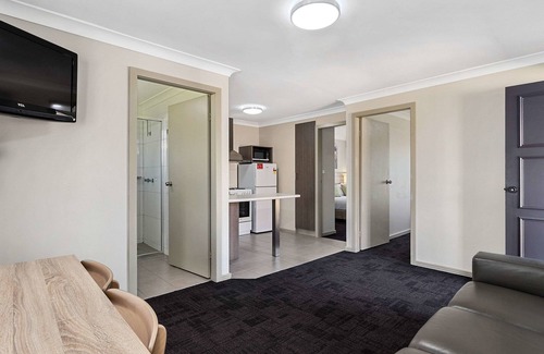 East Wagga Wagga Hotel | Outstanding Quality Inn Carriage House: Pool and Dining Await