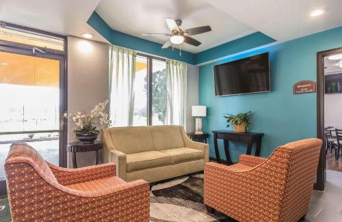 Charleston Hotel | Pet-Friendly Getaway at Quality Inn Charleston - Sikeston