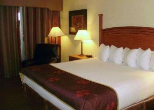 Chickasha Hotel | Discover Quality Inn: Pet-Friendly Stay with Pool Access