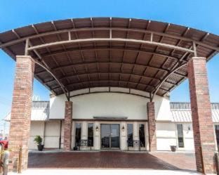 Chickasha Hotel | Discover Quality Inn: Pet-Friendly Stay with Pool Access
