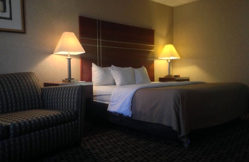 Clarion Hotel | Family-Friendly Quality Inn with Pool and Breakfast Included
