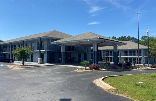 Clinton Hotel | Experience Quality Inn Clinton with Pool and Pet-Friendly Stay