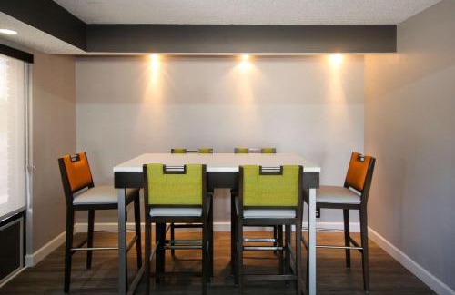 Clinton Hotel | Experience Quality Inn Clinton with Pool and Pet-Friendly Stay