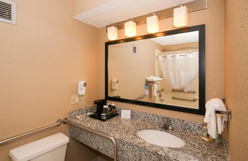 Clinton Hotel | Convenient Quality Inn Clinton with Pool and Spa Amenities