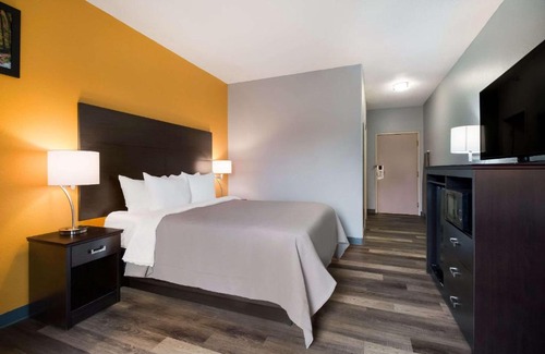 Kedron Hotel | Comfortable Stay at Quality Inn Columbia with Pool & Breakfast